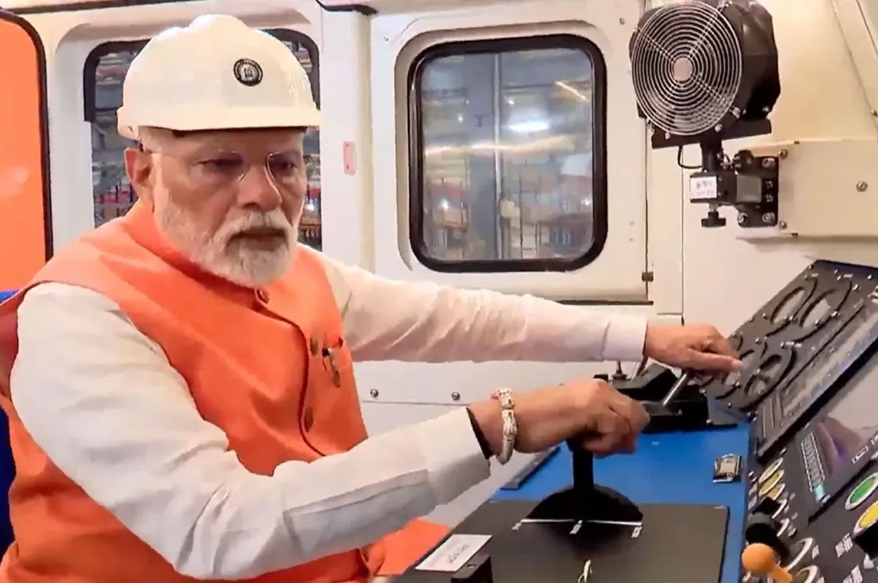 PM Modi Unveils India’s First 9,000 HP Electric Locomotive at Dahod Workshop Under ‘Make in India’ Push